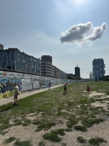Grafites e intervenções urbanas na East Side Gallery, Berlim