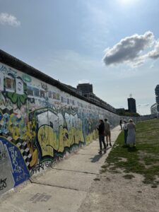 Grafites e intervenções urbanas na East Side Gallery, Berlim