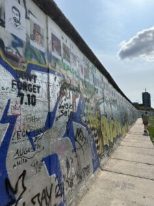 Grafites e intervenções urbanas na East Side Gallery, Berlim