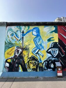 Grafite e mural artístico na East Side Gallery, Berlim