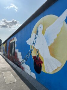 Grafite e mural artístico na East Side Gallery, Berlim