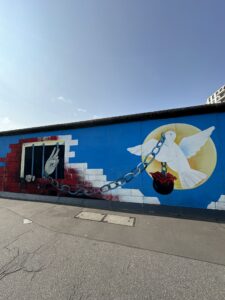 Grafite e mural artístico na East Side Gallery, Berlim