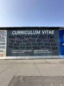 Grafite e mural artístico na East Side Gallery, Berlim