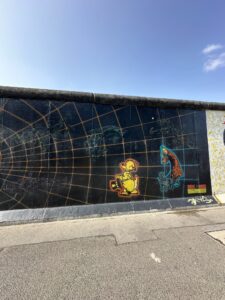 Grafite e mural artístico na East Side Gallery, Berlim