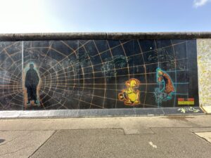 Grafite e mural artístico na East Side Gallery, Berlim