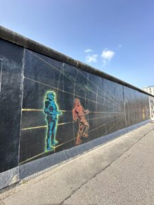 Grafite e mural artístico na East Side Gallery, Berlim