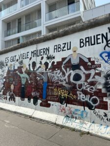 Grafite e mural artístico na East Side Gallery, Berlim