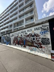 Grafite e mural artístico na East Side Gallery, Berlim