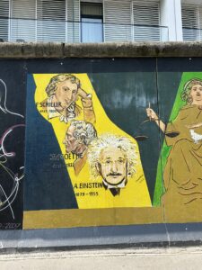 Grafite e mural artístico na East Side Gallery, Berlim