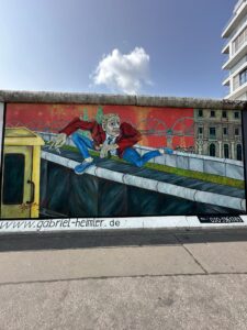 Mural “Mauerspringer” de Gabriel Heimler, retratando um homem pulando o Muro de Berlim.