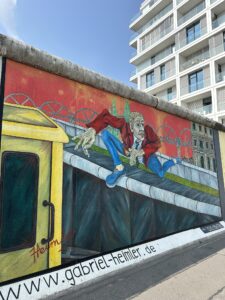 Mural “Mauerspringer” de Gabriel Heimler, retratando um homem pulando o Muro de Berlim.