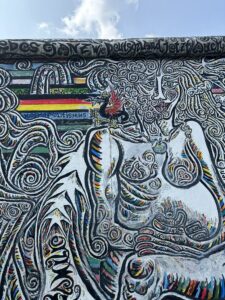 Grafite e mural artístico na East Side Gallery, Berlim