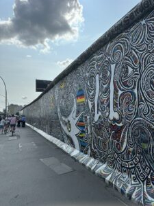 Grafite e mural artístico na East Side Gallery, Berlim