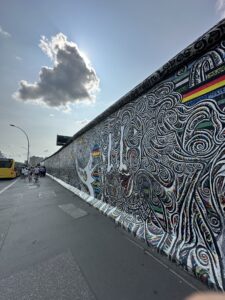 Grafite e mural artístico na East Side Gallery, Berlim