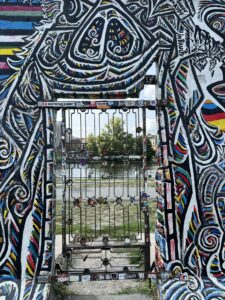 Grafite e mural artístico na East Side Gallery, Berlim