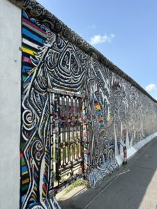 Grafite e mural artístico na East Side Gallery, Berlim