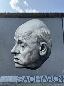 Mural “Obrigado, Andrei Sakharov” de Dmitri Vrubel e Viktoria Timofeeva, homenageando o físico e defensor dos direitos humanos.
