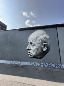 Mural “Obrigado, Andrei Sakharov” de Dmitri Vrubel e Viktoria Timofeeva, homenageando o físico e defensor dos direitos humanos.