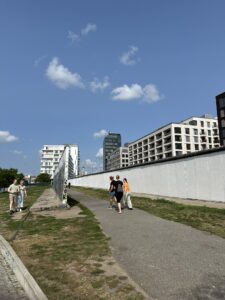 Grafites e intervenções urbanas na East Side Gallery, Berlim
