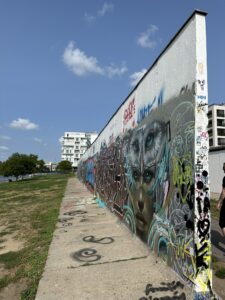 Grafites e intervenções urbanas na East Side Gallery, Berlim