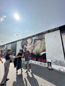 Fila de visitantes diante do mural “O Beijo Fraternal” na East Side Gallery, Berlim