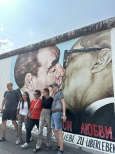 Fila de visitantes diante do mural “O Beijo Fraternal” na East Side Gallery, Berlim