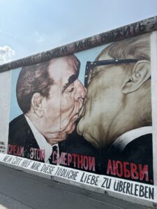 Mural “O beijo fraternal” de Dmitri Vrubel, mostrando Brezhnev e Honecker se beijando no Muro de Berlim.