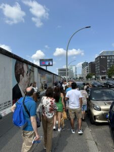 Fila de visitantes diante do mural “O Beijo Fraternal” na East Side Gallery, Berlim