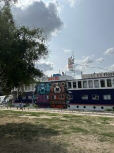 Arte urbana e grafite nos arredores da East Side Gallery, Berlim