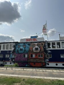 Arte urbana e grafite nos arredores da East Side Gallery, Berlim