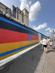 Grafite e mural artístico na East Side Gallery, Berlim