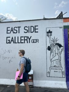 Grafite e mural artístico na East Side Gallery, Berlim