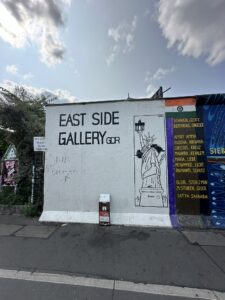 Grafite e mural artístico na East Side Gallery, Berlim
