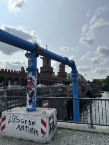 Arte urbana e grafite nos arredores da East Side Gallery, Berlim