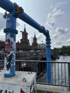 Arte urbana e grafite nos arredores da East Side Gallery, Berlim