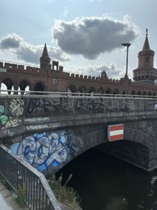 Arte urbana e grafite nos arredores da East Side Gallery, Berlim