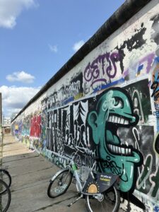 Grafites e intervenções urbanas na East Side Gallery, Berlim
