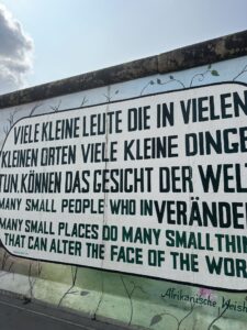 Grafite e mural artístico na East Side Gallery, Berlim