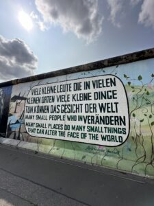 Grafite e mural artístico na East Side Gallery, Berlim