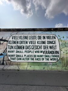Grafite e mural artístico na East Side Gallery, Berlim
