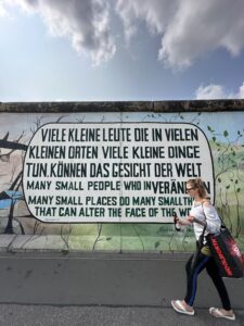 Grafite e mural artístico na East Side Gallery, Berlim