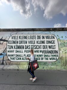 Grafite e mural artístico na East Side Gallery, Berlim