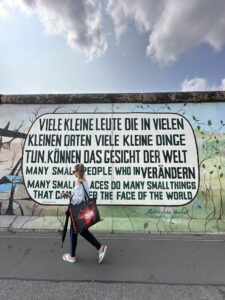 Grafite e mural artístico na East Side Gallery, Berlim