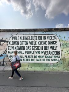 Grafite e mural artístico na East Side Gallery, Berlim