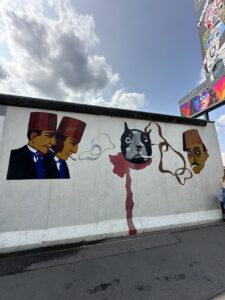 Grafite e mural artístico na East Side Gallery, Berlim