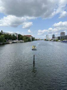 Arte urbana e grafite nos arredores da East Side Gallery, Berlim