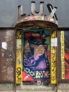Arte urbana e grafite nos arredores da East Side Gallery, Berlim