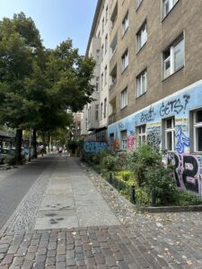 Arte urbana e grafite nos arredores da East Side Gallery, Berlim