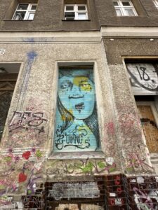 Arte urbana e grafite nos arredores da East Side Gallery, Berlim