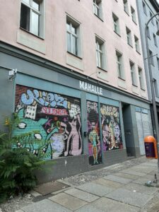 Arte urbana e grafite nos arredores da East Side Gallery, Berlim